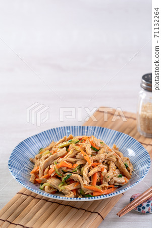 涼拌雞絲 涼拌 雞肉 肉 小黃瓜 台灣 食物 Shredded Chicken 細切りチキン 71132264