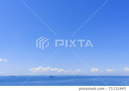 從海上螢火蟲查看藍藍的天空和大海 71132445
