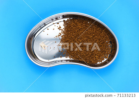 Image of kidney-shaped bowl with coffee on blue background 71133213