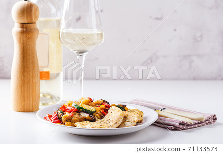 Grilled vegetables and fried chicken breast 71133573