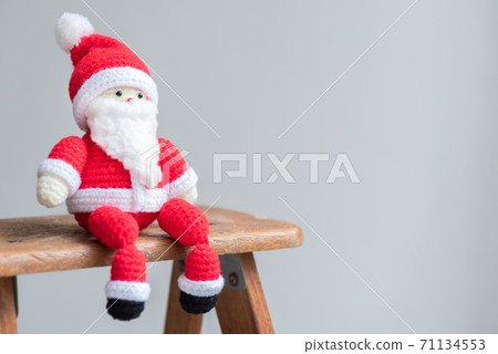 聖誕老人編織坐在 71134553