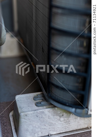 Air conditioner outdoor unit Air conditioner outdoor unit 71134921