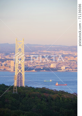 從兵庫縣淡路島海峽展望台眺望的明石海峽大橋 71136086