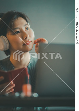 30s women lifestyle 71139209