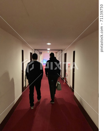 高知神父在Manpei酒店的走廊裡行走 高知神父在Manpei酒店的走廊裡行走 71139750
