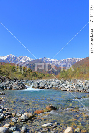 Autumn of Hakuba: Snow-capped Hakuba Sanzan and three-tiered colored leaves 71141172