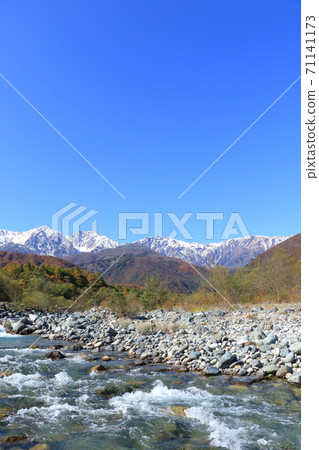 白馬的秋天：白雪皚皚的白馬三山和三階段的染色秋葉 71141173