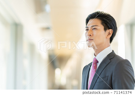 站在辦公室走廊裡的年輕人 71141374