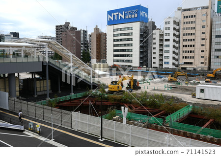 截至2020年10月,正在進行重建工作(品川開發項目)的JR高輪門戶站 截至2020年10月,正在進行重建工作(品川開發項目)的JR高輪門戶站 71141523