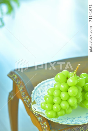 Decorate Shine Muscat. Yamanashi / Mahogany British antique furniture (bright floor, soft focus) Decorate Shine Muscat. Yamanashi / Mahogany British antique furniture (bright floor, soft focus) 71141671