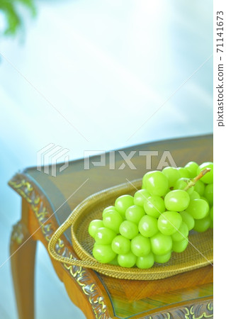 Decorate Shine Muscat. Yamanashi / Mahogany British antique furniture (bright floor, soft focus) Decorate Shine Muscat. Yamanashi / Mahogany British antique furniture (bright floor, soft focus) 71141673