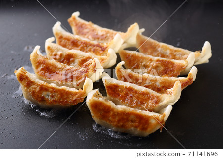 Teppanyaki dumpling 71141696