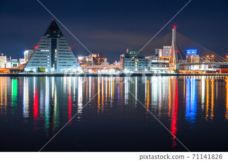 《青森縣》青森灣大橋青森市的夜景 《青森縣》青森灣大橋青森市的夜景 71141826