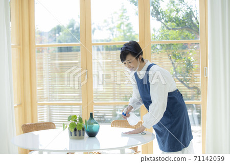 消毒的餐廳服務員 消毒的餐廳服務員 71142059