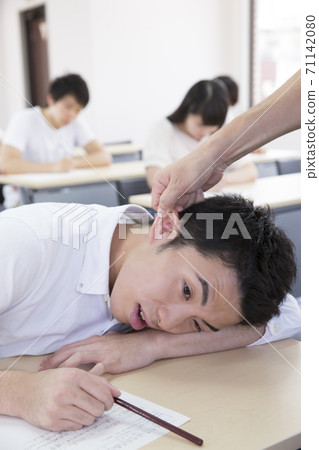 男學生午睡 男學生午睡 71142080