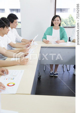 學生進行小組討論 學生進行小組討論 71142086