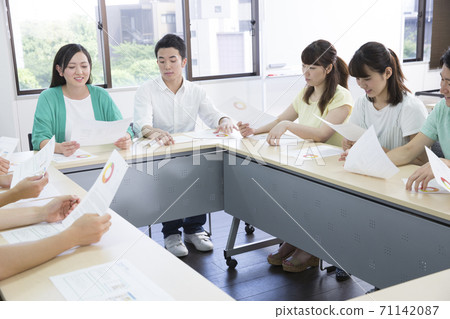 學生進行小組討論 71142087