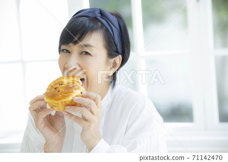 吃麵包的中年女人 71142470