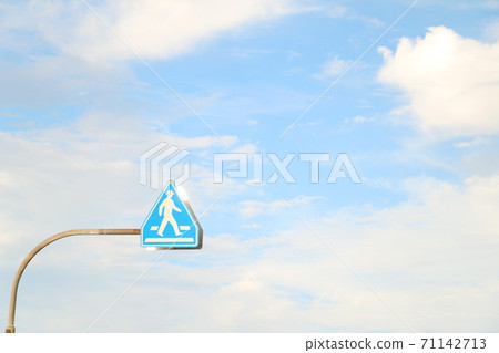 在天空中行走的人1 71142713