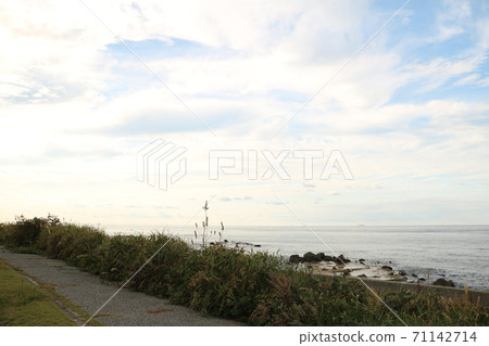 海天和沿海人行道 海天和沿海人行道 71142714