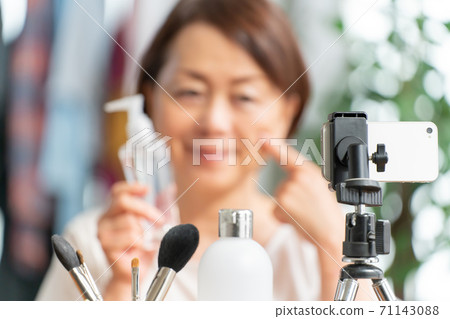 Female influencer 71143088