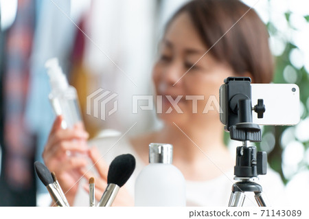 Female influencer 71143089