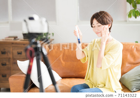 在視頻中推薦化妝品的女性 在視頻中推薦化妝品的女性 71143322
