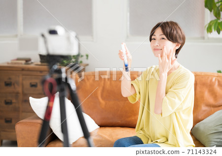 在視頻中推薦化妝品的女性 在視頻中推薦化妝品的女性 71143324