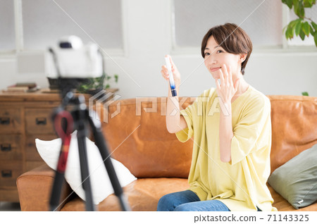 在視頻中推薦化妝品的女性 在視頻中推薦化妝品的女性 71143325