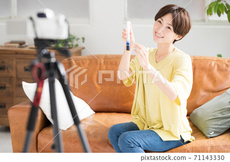 Women recommending cosmetics in videos Women recommending cosmetics in videos 71143330
