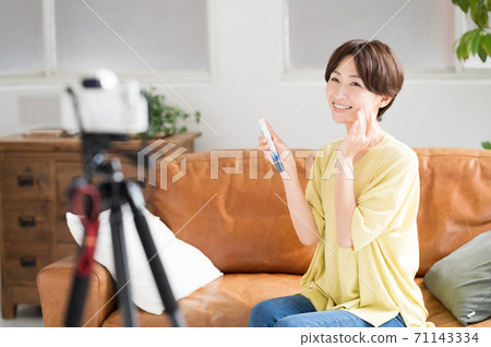 Women recommending cosmetics in videos Women recommending cosmetics in videos 71143334