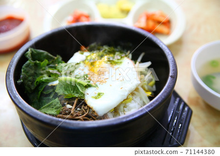 Stone baking bibimbap Stone baking bibimbap 71144380