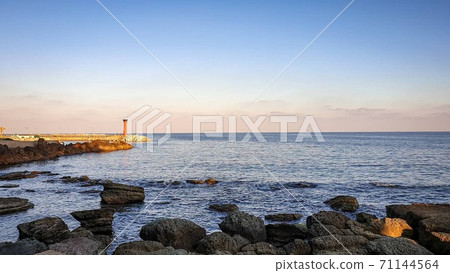 Sea sunset 71144564
