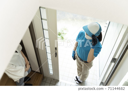 站在前門的女性搬運工人 71144682