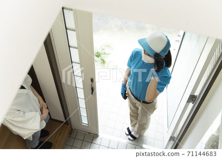 站在前門的女性搬運工人 71144683