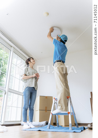 Mother holding a baby and preparing to move 71145012