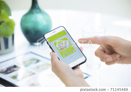 一個女人在一家咖啡館 一個女人在一家咖啡館 71145489