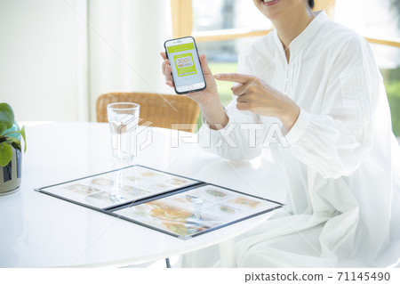 一個女人在一家咖啡館 一個女人在一家咖啡館 71145490