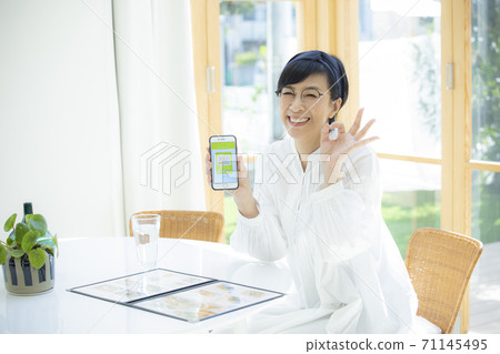 一個女人在一家咖啡館 一個女人在一家咖啡館 71145495