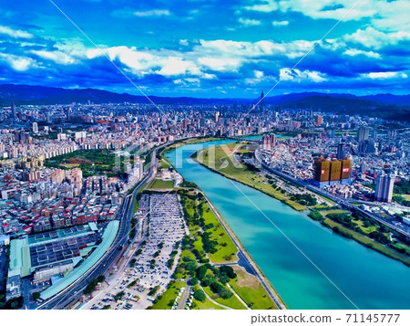Aerial view of downtown Taipei 71145777