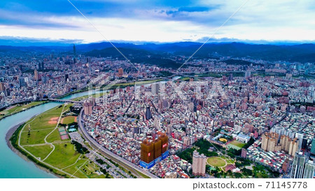 Aerial view of downtown Taipei 71145778
