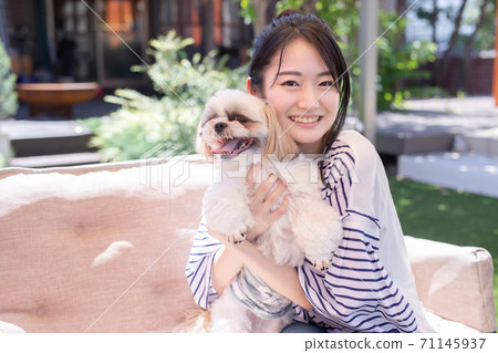 Woman who came to the dog cafe 71145937