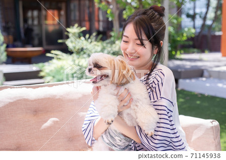 Woman who came to the dog cafe Woman who came to the dog cafe 71145938