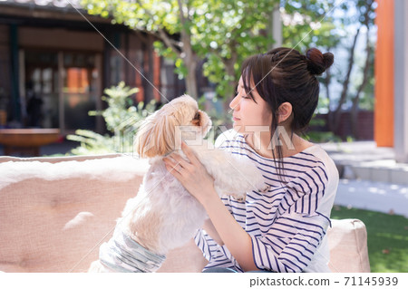 Woman who came to the dog cafe 71145939