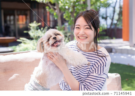 Woman who came to the dog cafe 71145941