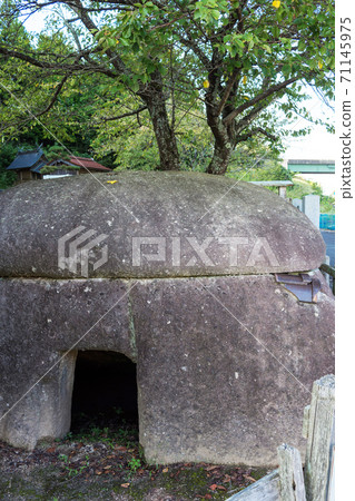 Kofun Stone Room in Yasugi City, Shimane Prefecture Shiozu Shrine Kofun 71145975