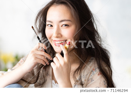 woman delivering makeup woman delivering makeup 71146294
