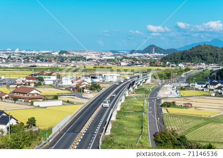 可以俯瞰島根縣八木市鹽山山公園的9號高速公路 可以俯瞰島根縣八木市鹽山山公園的9號高速公路 71146536