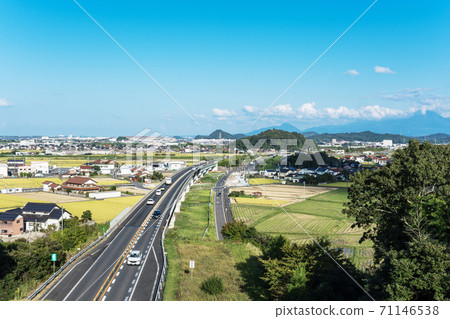 可以俯瞰島根縣八木市鹽山山公園的9號高速公路 71146538