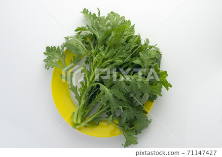 Crowndaisy and yellow plate Crowndaisy and yellow plate 71147427
